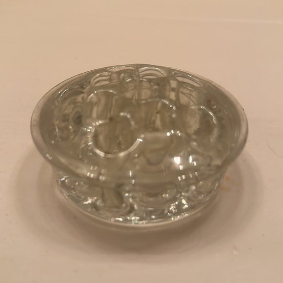 Small antique glass clear flower frog paper weight - Picture 3 of 4